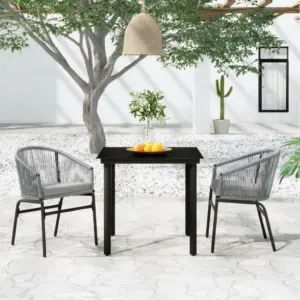 3-osaline aiamööbli komplekt klaasplaadiga lauaga, must laud 80 x 80 cm ja hallid PVC-rotangist toolid istmepatjadega