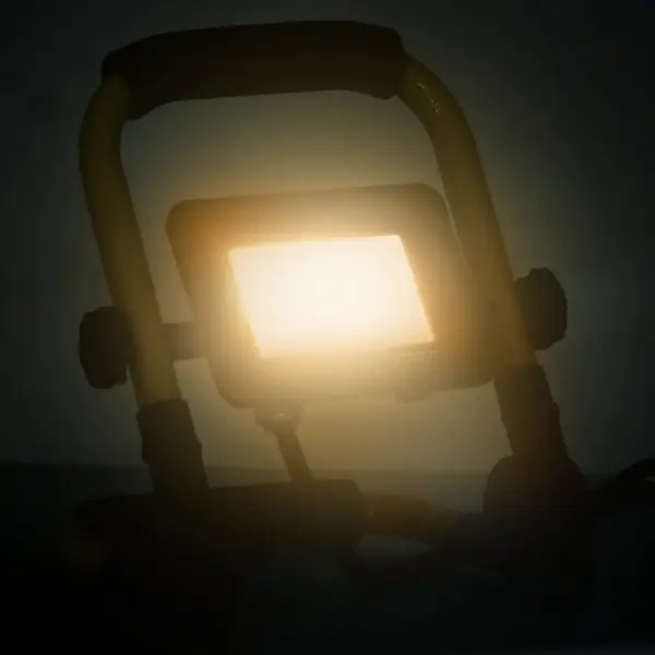 Käepidemega LED-prožektor tööde valgustamiseks, 20 W, soe valge, must-kollane – 2