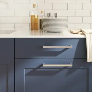 Hõbedased roostevabast terasest kapi käepidemed, kandiline disain, ava vahe 192 mm, 5 tk