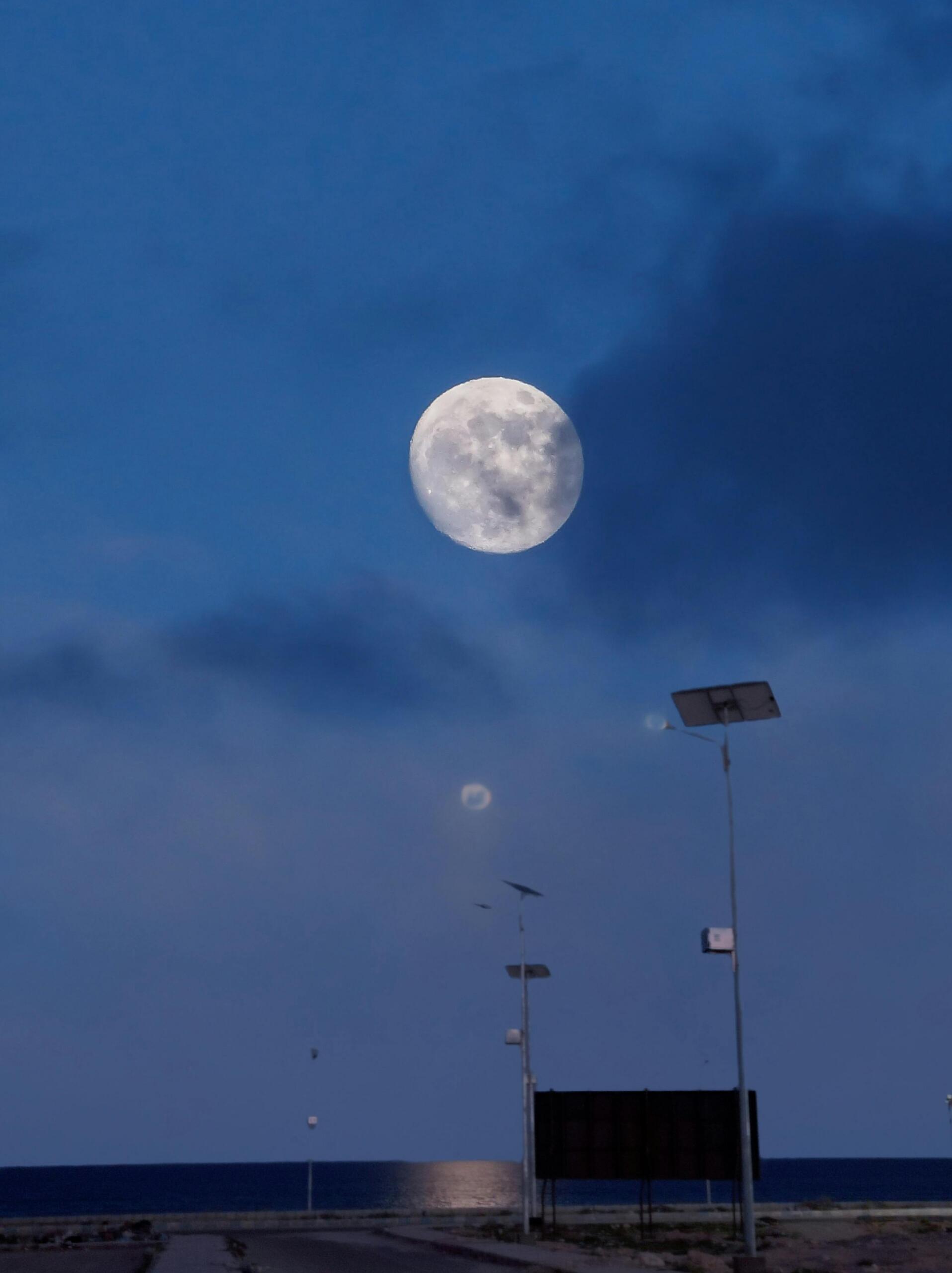 Valge-sinine 6 cm mäluvahust pealismadrats mõõduga 80 x 200 cm