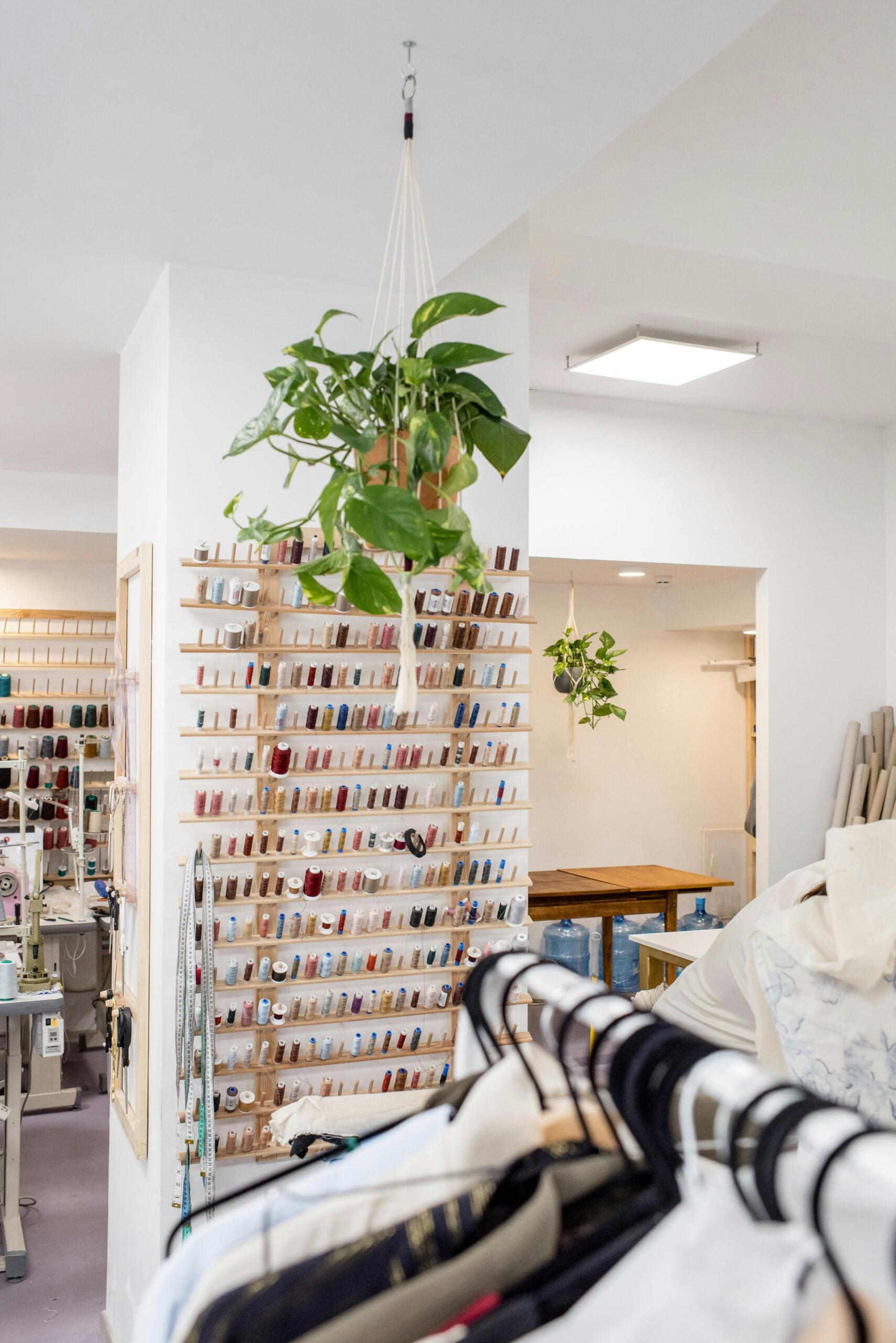 Immutatud männipuidust aiamööbli komplekt hallide patjadega