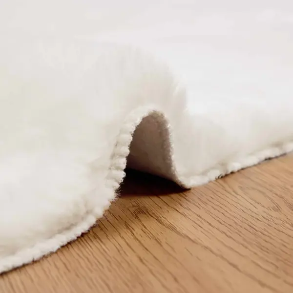 Libisemiskindel kunstkarvast küülikukarva vaip, kreemjas polüester, 120 x 120 cm – 5