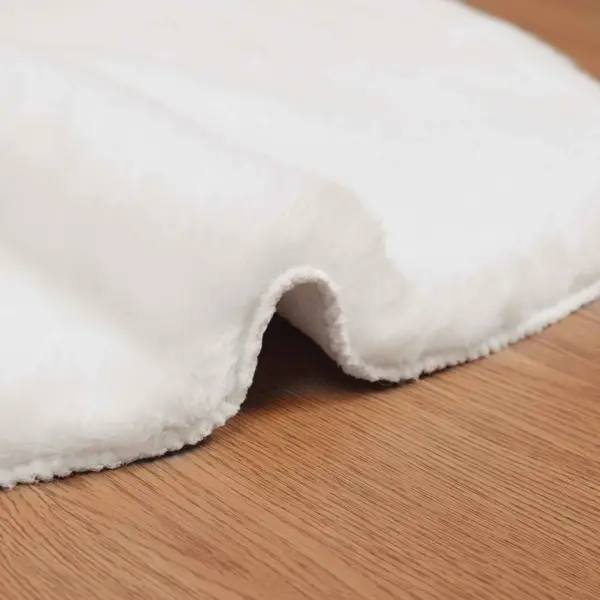 Libisemiskindel kunstküüliku karva vaip Olite, valge, 60 x 90 cm – 5