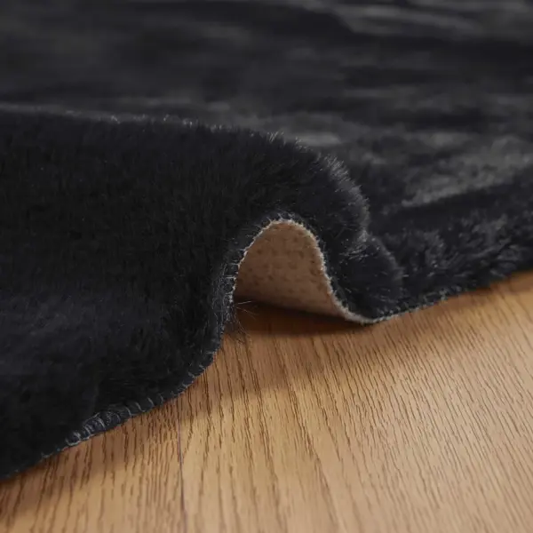 Libisemiskindel kunstkarusnahast vaip Olite, must, 80 x 200 cm – 5