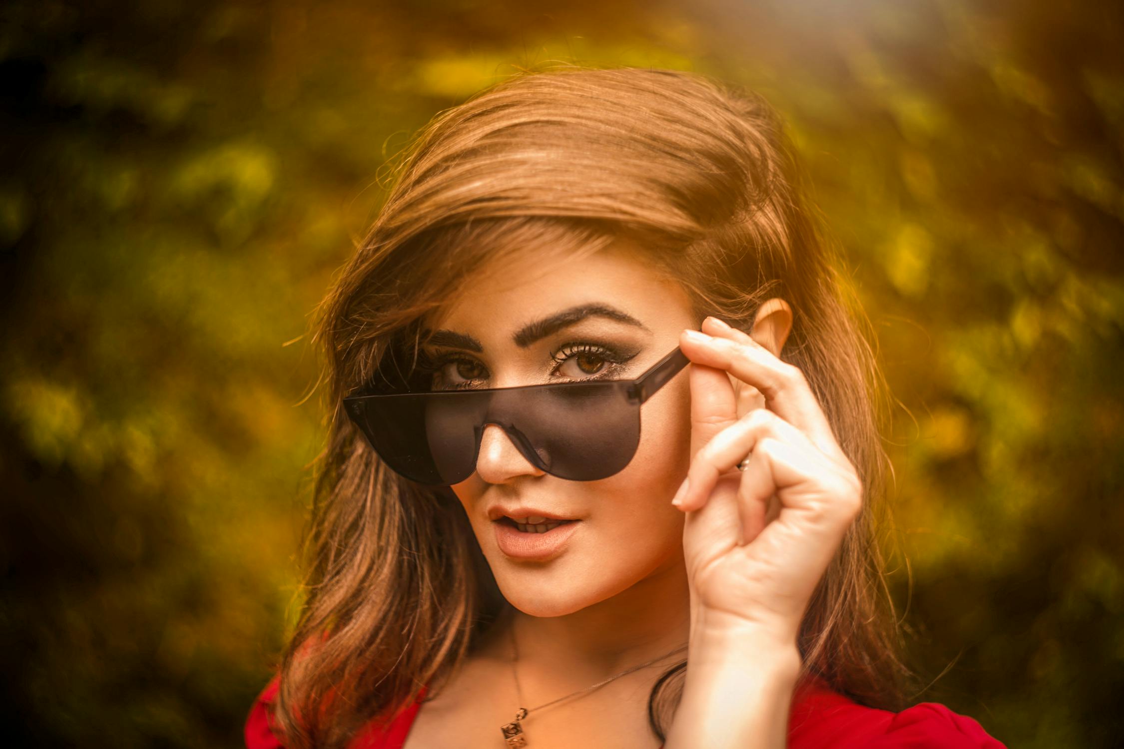 Must ja kuldne vaip elutoa põrandal halli diivani ees