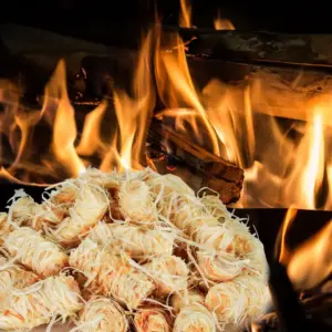 Looduslikud puitvillast tulehakatised parafiinvahaga, 30 kg pakk, umbes 2250 tk