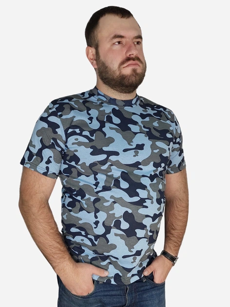 Valge lillemustriga pitskardin suure akna ees kaasaegses elutoas