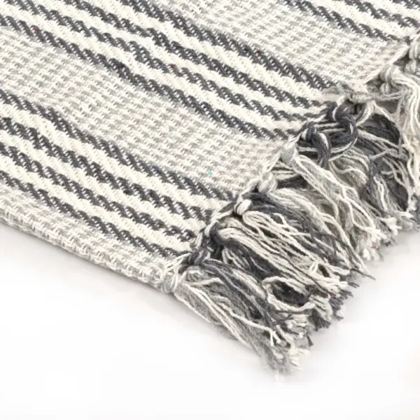 Pehme triibuline puuvillane pleed tuttidega, hall ja valge, 125 x 150 cm – 4