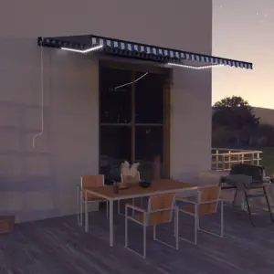 Käsitsi sissetõmmatav terrassivarikatus LED-valgustuse ja tuuleanduriga, 500 x 300 cm, sinine-valge kangas, hall alumiiniumraam